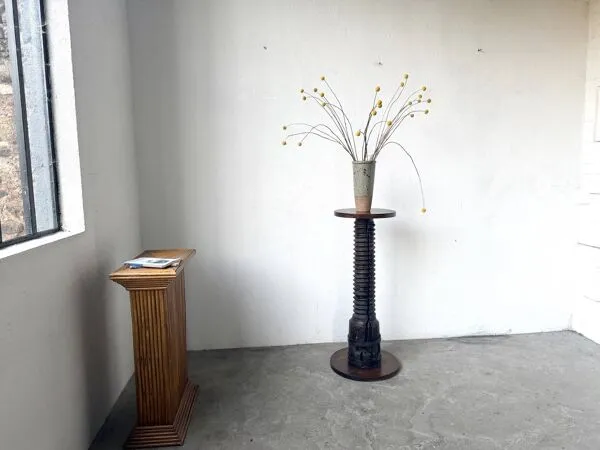 Illustration numéro 4 du produit Sellette vis de pressoir en chêne massif et socle en métal, XIXe siècle