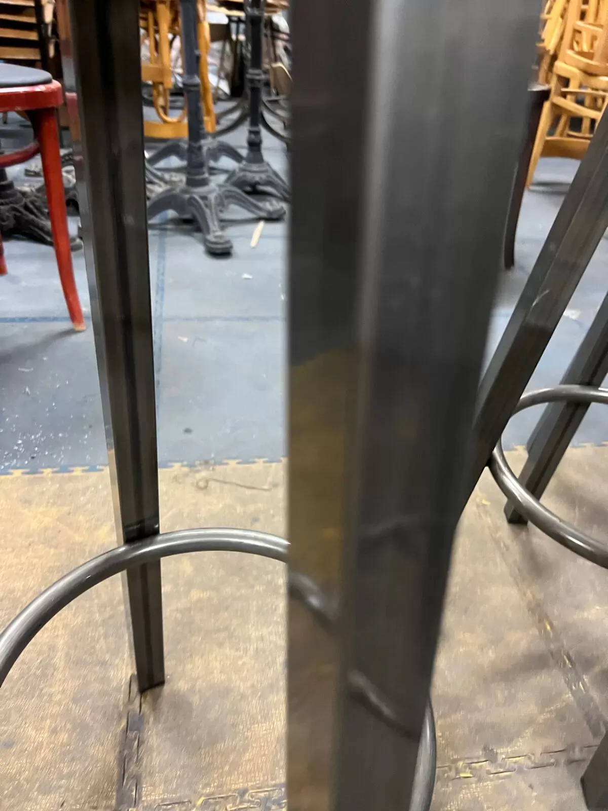 Illustration numéro 4 du produit Suite de 6 tabourets