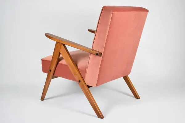Illustration numéro 4 du produit Modèle fauteuil en velours vintage Var années 1960 entièrement restauré, tissu rose, teck
