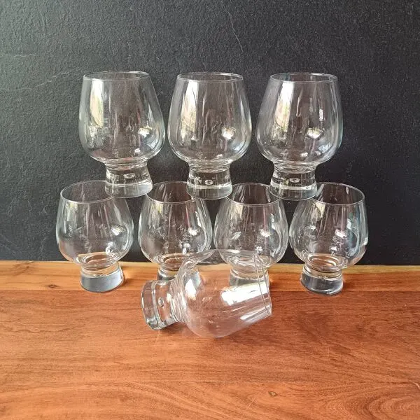 Illustration numéro 4 du produit 8 verres modèle ''Fjord'' de Durobor pied épais avec bulle vintage Belge