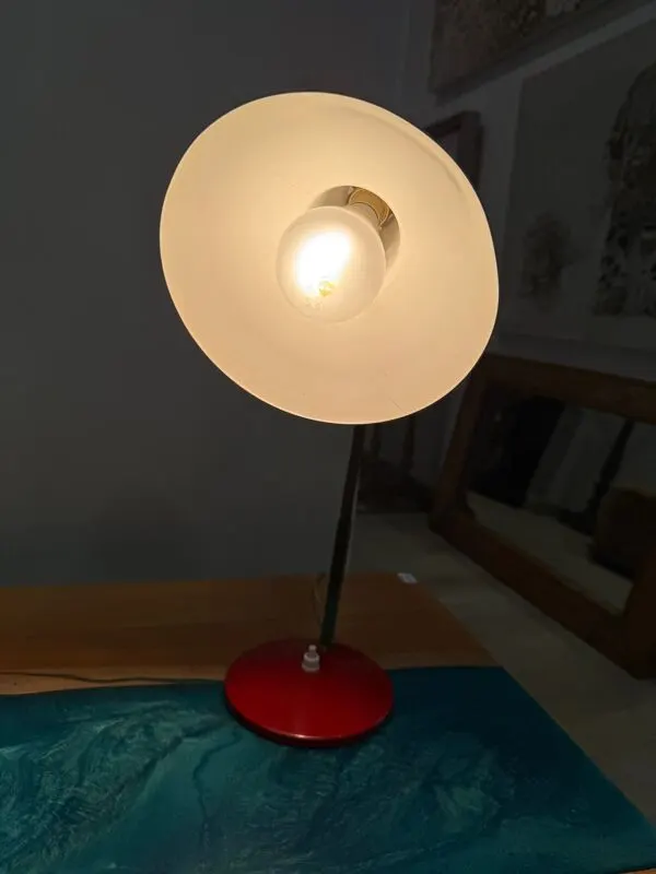 Illustration numéro 4 du produit Lampe de bureau vintage Aluminor rouge – Design années 70