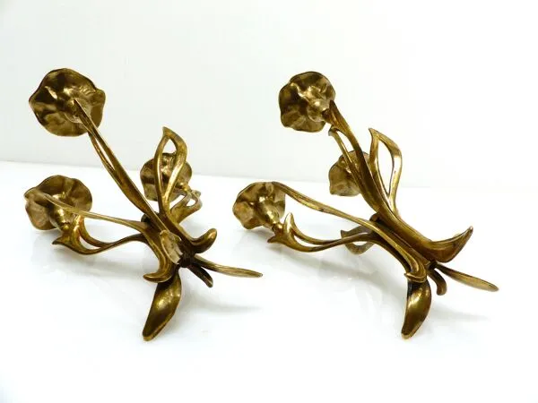 Illustration numéro 4 du produit Paire de chandeliers tripodes à trois feux en laiton, décor floral organiqu