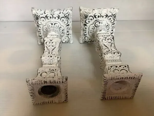 Illustration numéro 4 du produit Paire de bougeoirs en fonte patinée