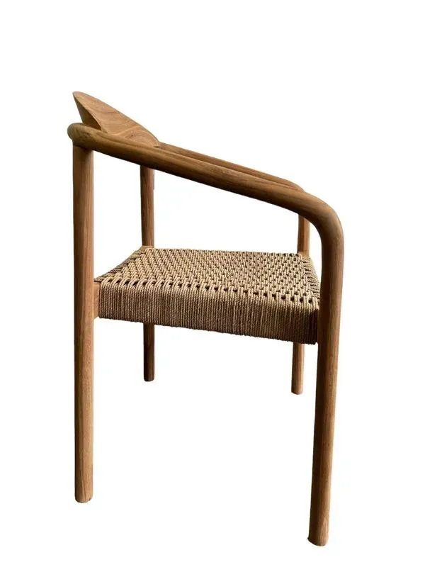 Illustration numéro 4 du produit Chaise en bois massif avec assise et accoudoirs tressés