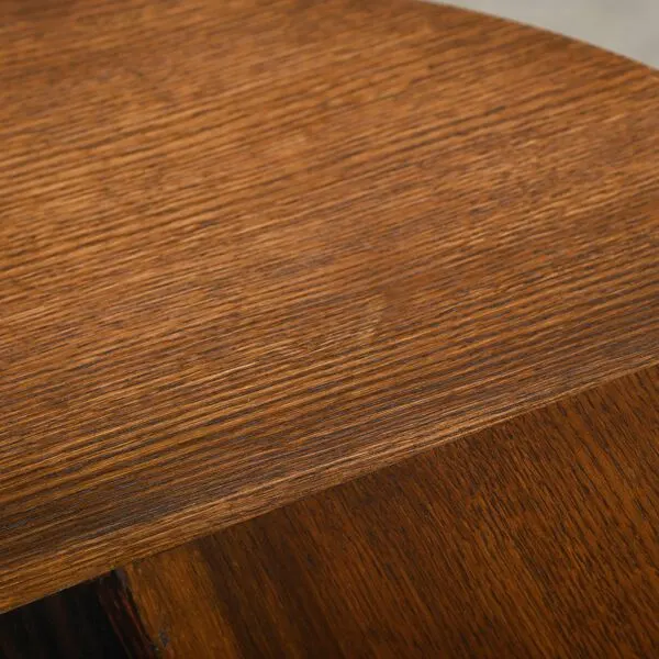 Illustration numéro 4 du produit Table d'appoint Art Déco moderniste de l'école d'Amsterdam en chêne avec incrustation carrée.