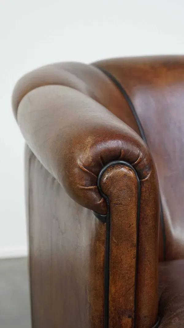 Illustration numéro 4 du produit Fauteuil club en cuir de mouton foncé avec passepoil noir