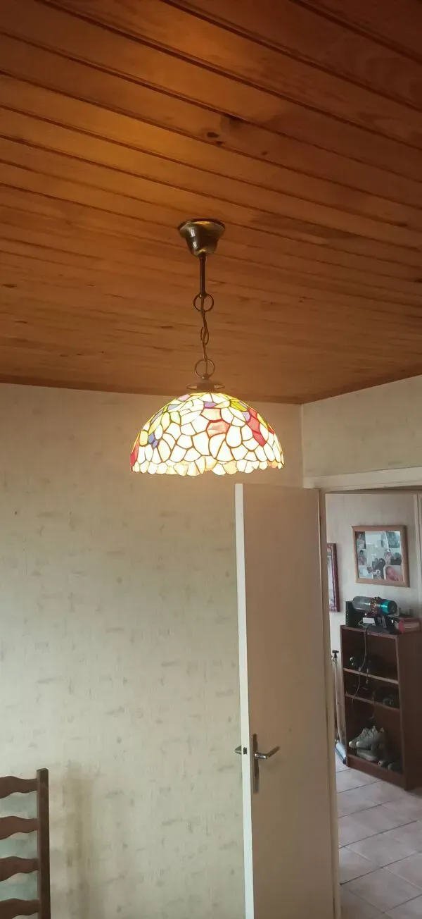 Illustration numéro 4 du produit Suspension style Tiffany en verre au décor floral