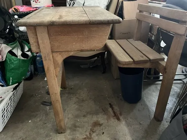 Illustration numéro 4 du produit Bureau d'écolier en bois