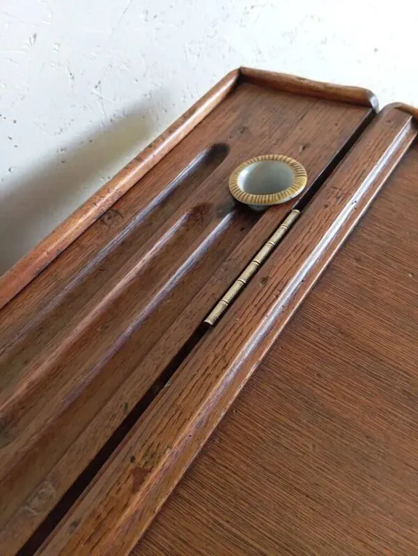 Illustration numéro 4 du produit Bureau pupitre en chêne années 1900 avec peinture intérieure