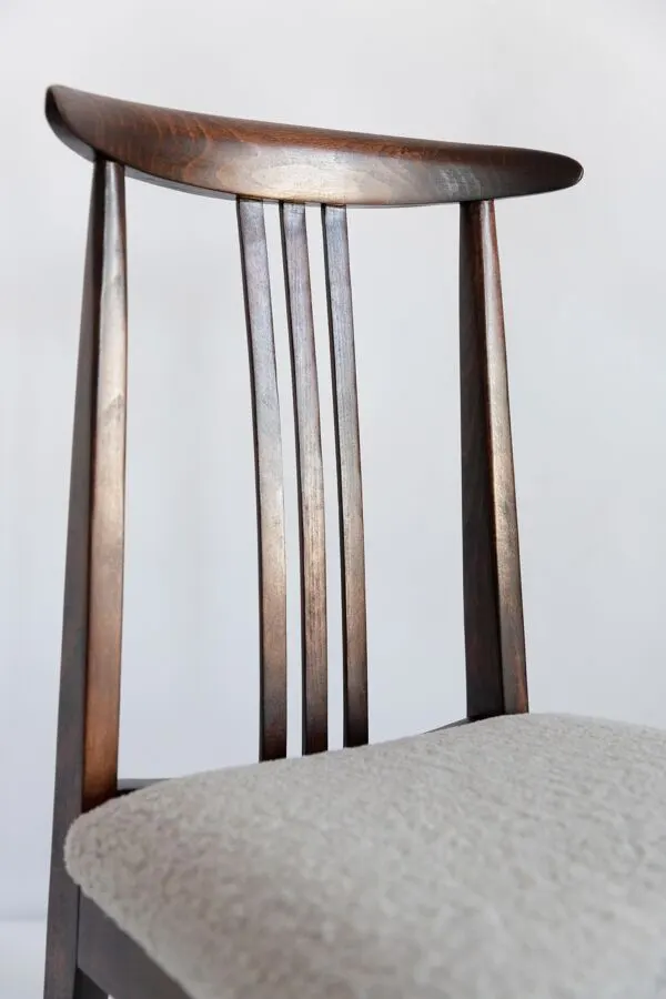 Illustration numéro 4 du produit Chaise Bouclé en Lin du Milieu du Siècle, Noyer, Designée par M. Zielinski, Europe, Années 1960