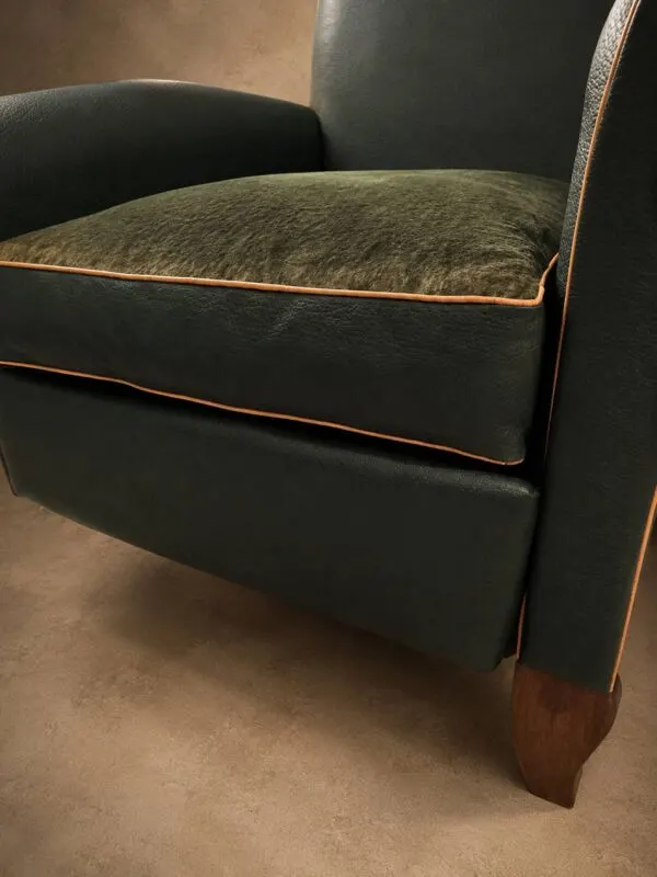 Illustration numéro 4 du produit Fauteuil club en simili-cuir et noyer