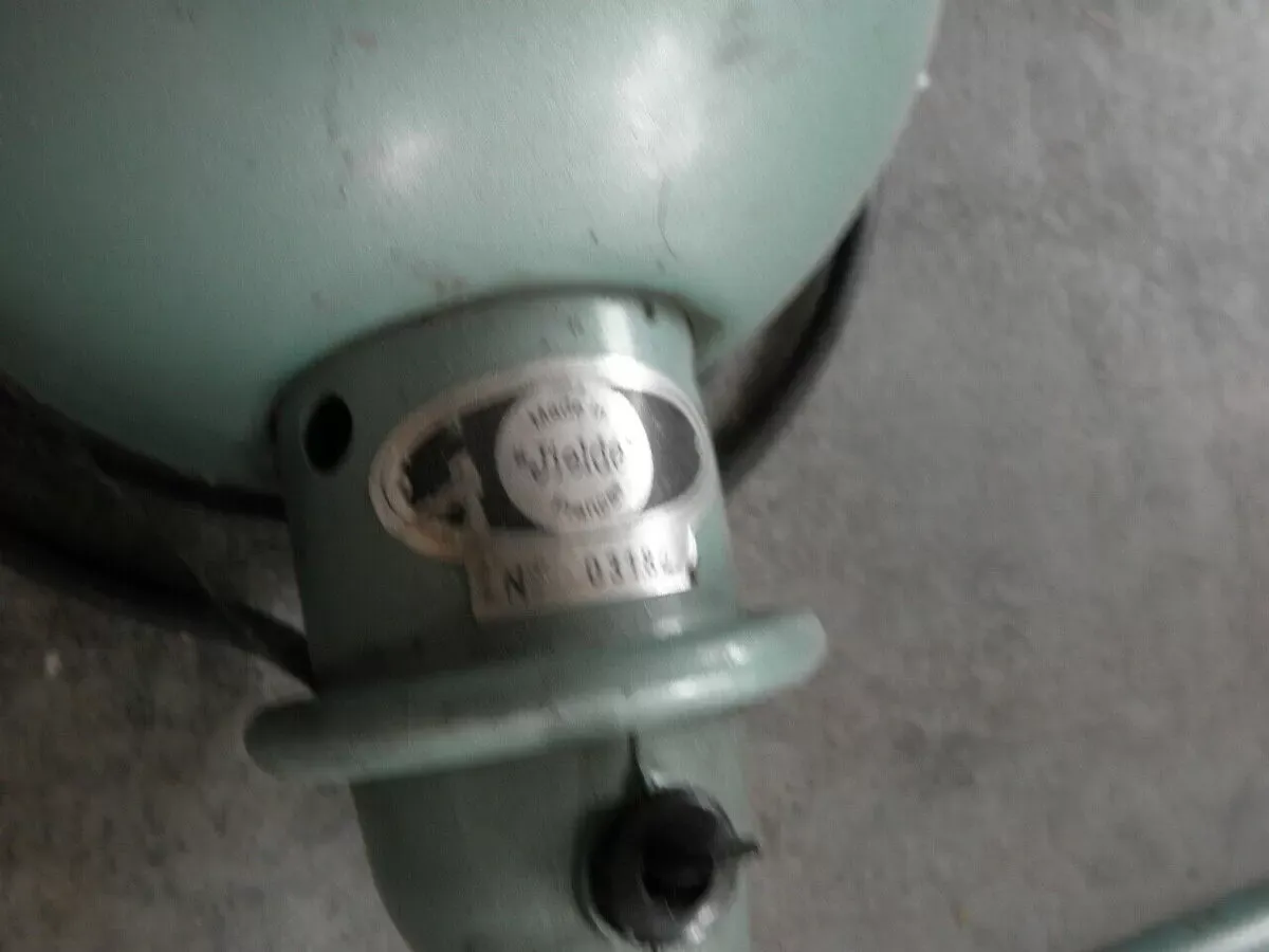 Illustration numéro 4 du produit Lampe industrielle Jielde de bureau ou murale