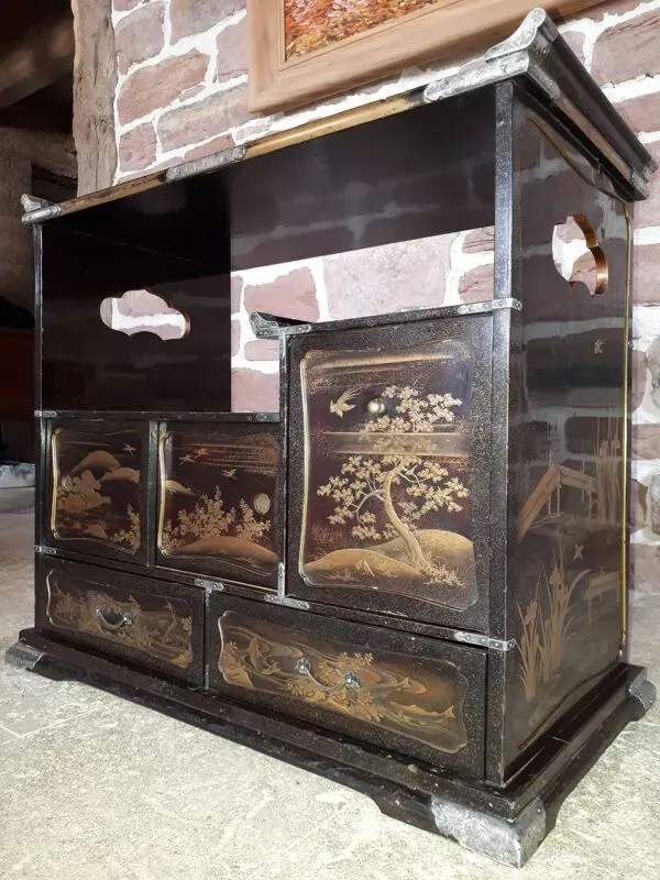 Illustration numéro 4 du produit Petit cabinet Kazaridana Japonais Laqué, Japon époque d'Edo