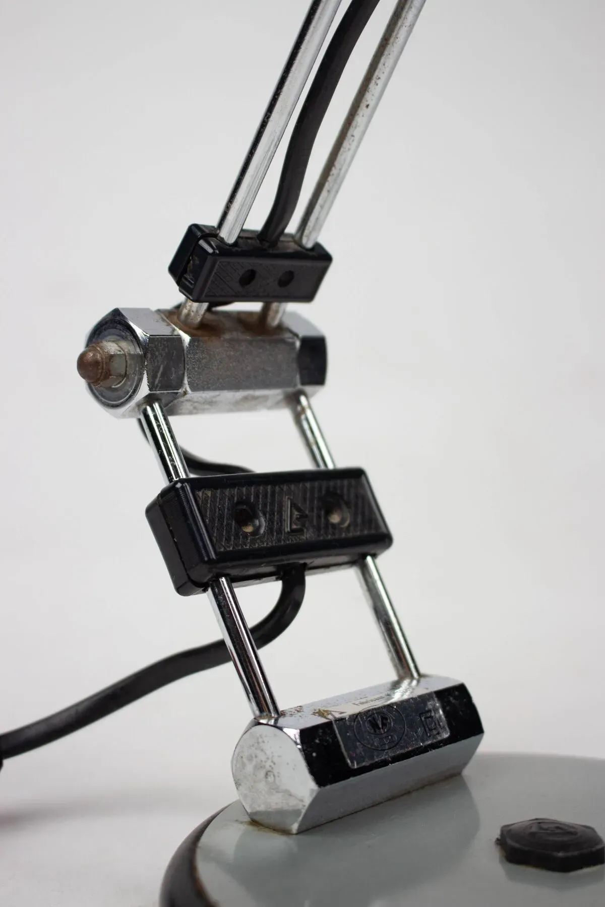 Illustration numéro 4 du produit Lampe chrome vintage Aluminor industrielle