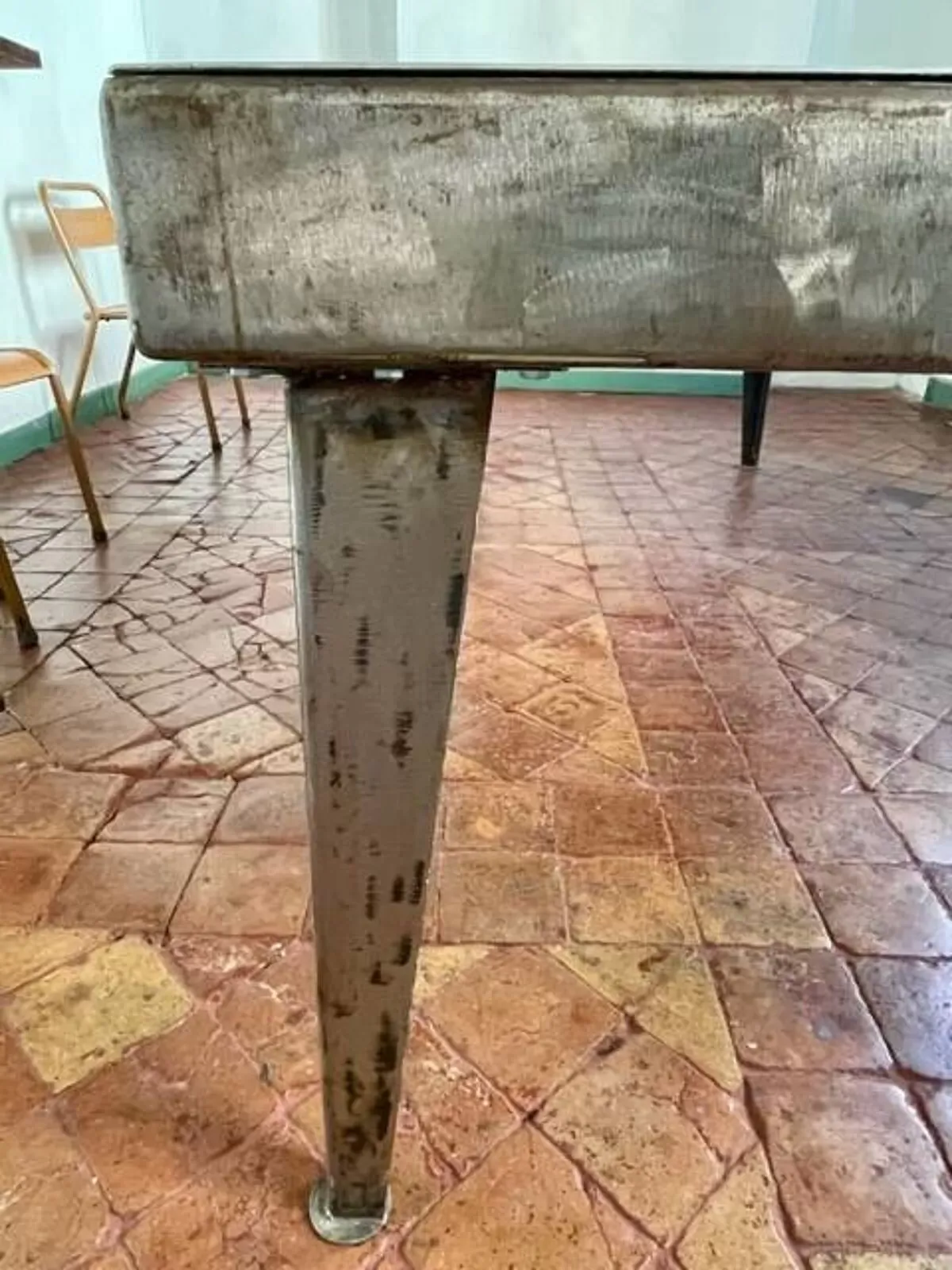 Illustration numéro 4 du produit Table industrielle en fer