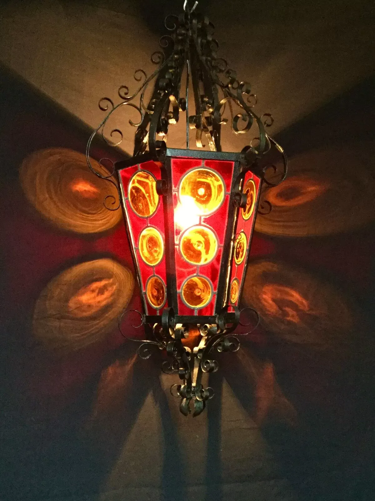 Illustration numéro 4 du produit Lanterne fer forgé et vitraux