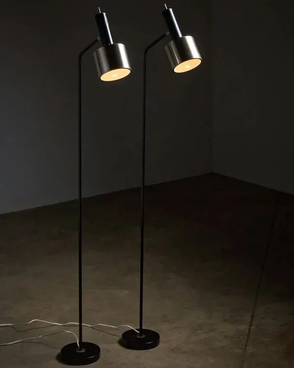 Illustration numéro 4 du produit Paire de lampadaires en métal noir avec abat-jour en aluminium brossé, années 1970