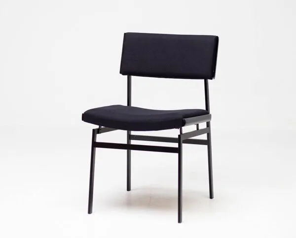 Illustration numéro 4 du produit Ensemble de quatre chaises de salle à manger Hulmefa entièrement noires, Architectural Modernism