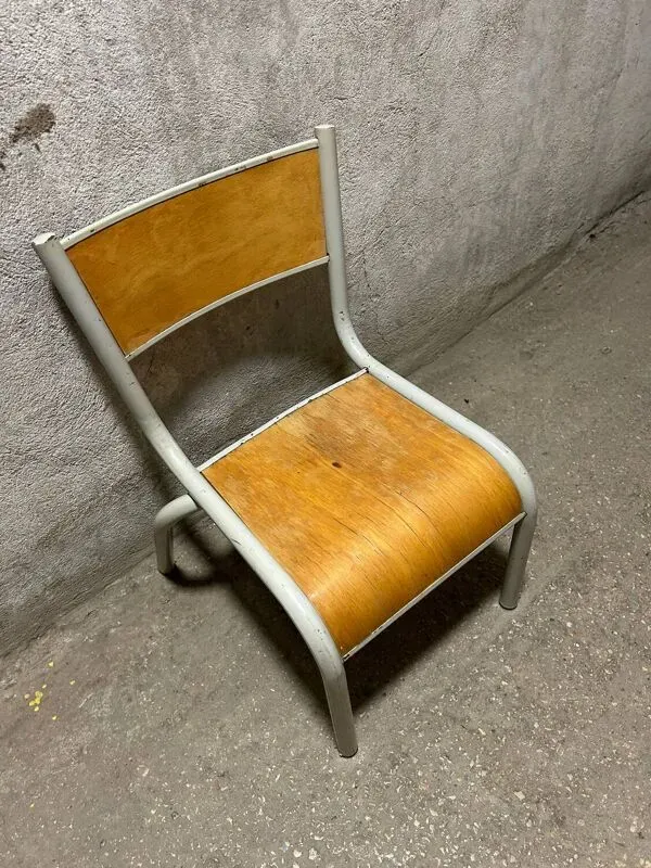 Illustration numéro 4 du produit Chaise d’écolier vintage