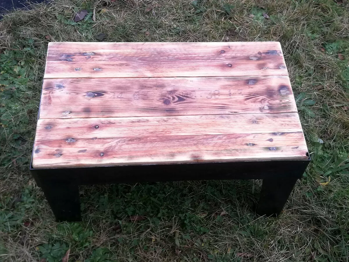 Illustration numéro 4 du produit Table-basse industrielle en métal et bois