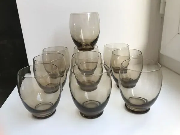 Illustration numéro 4 du produit lot de 9 verres à eau design en verre fumé art déco années 30