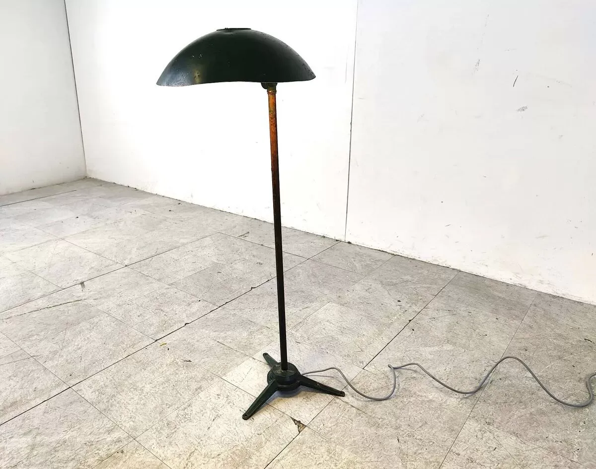 Illustration numéro 4 du produit Lampadaire industriel en métal, années 1970