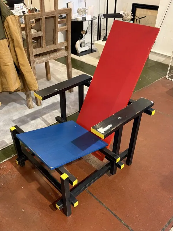 Illustration numéro 4 du produit « Chaise Rouge et Bleue » , 2000