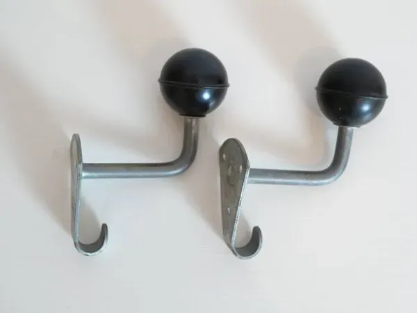 Illustration numéro 4 du produit Paire de patères d’école en bakélite et métal années 50