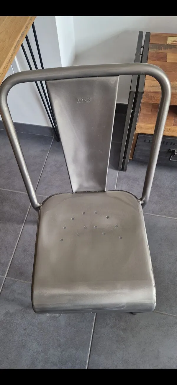 Illustration numéro 4 du produit Authentique Chaise Tolix Neuve – Acier Brossé Verni
