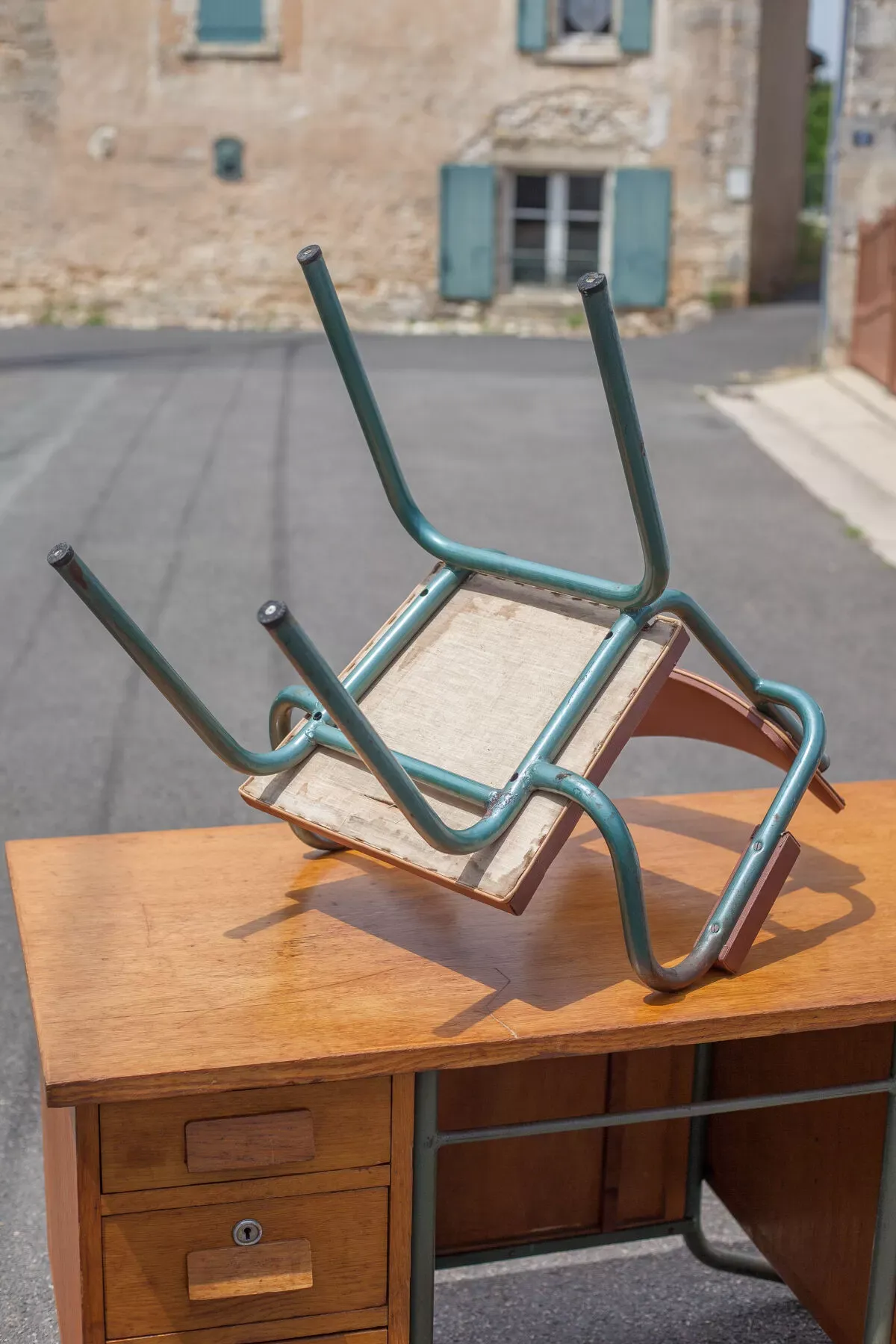 Illustration numéro 4 du produit Chaise de maître d'école en simili cuir et métal tubulaire