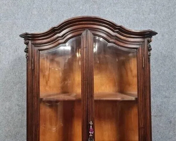 Illustration numéro 4 du produit Bibliothéque galbée a deux portes en noyer, de style Louis XV