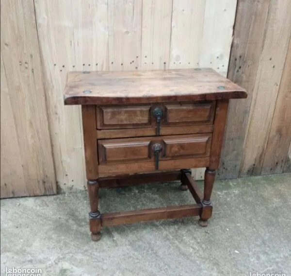 Illustration numéro 4 du produit Table de chevet/Meuble d'appoint en bois massif