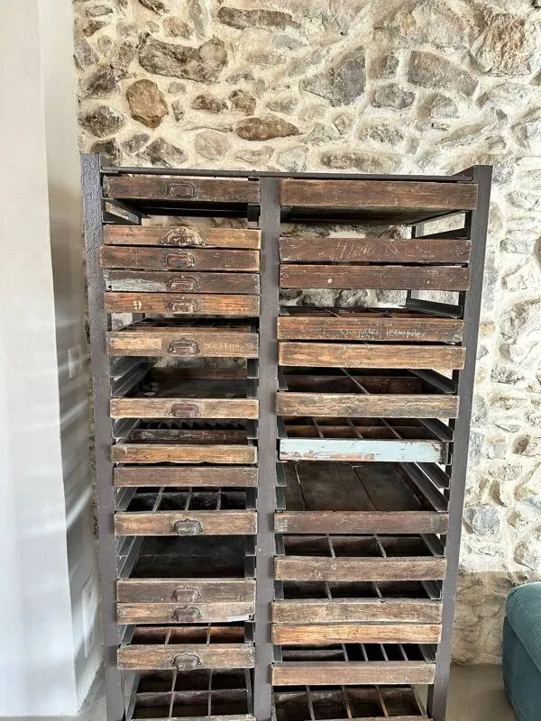 Illustration numéro 4 du produit Meuble d’imprimerie ancien à tiroirs – bois & métal – industriel