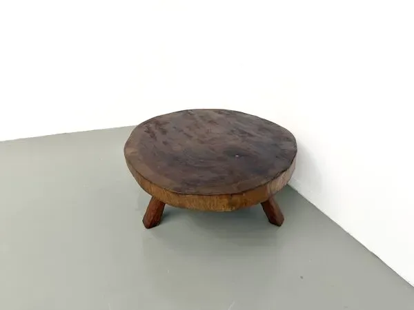 Illustration numéro 4 du produit Table basse brutaliste en teck massif, slab monolithique, piètement tripode