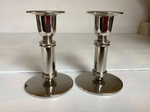 Illustration numéro 4 du produit Paire de bougeoirs argentés en métal