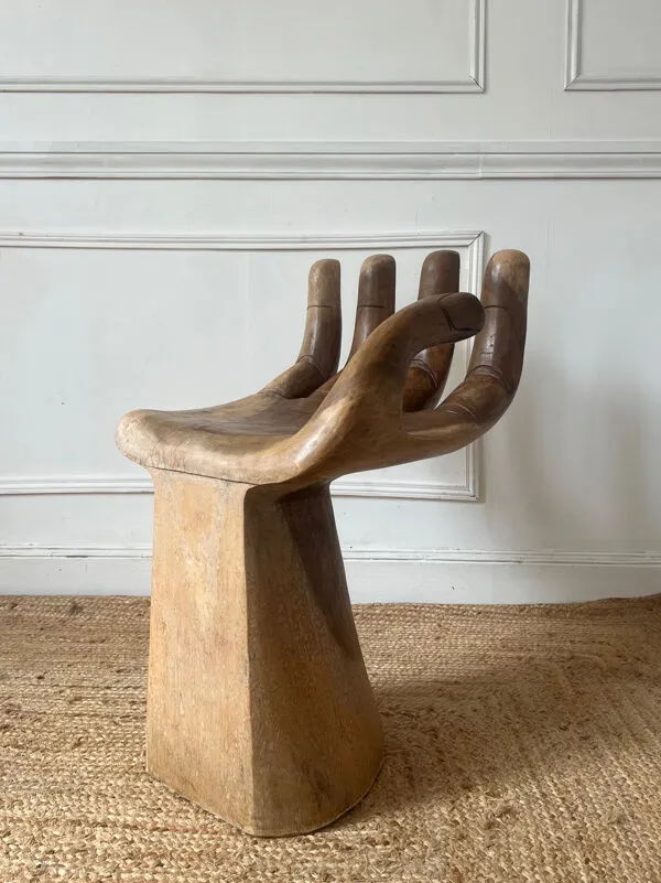 Illustration numéro 4 du produit Fauteuil sculptural en bois formant une main