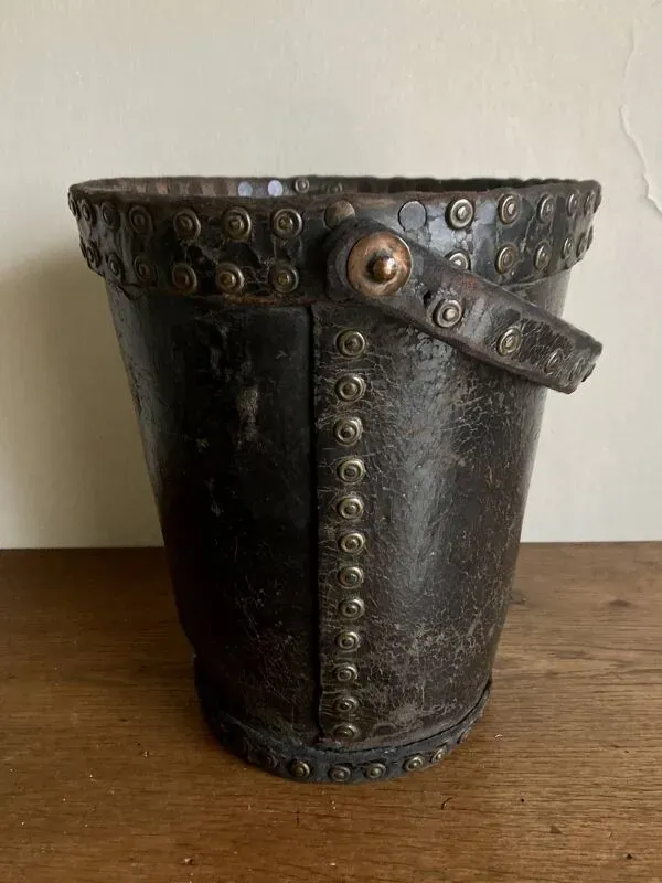 Illustration numéro 4 du produit Corbeille à papier en cuir clouté Arts & Crafts 1920 art populaire