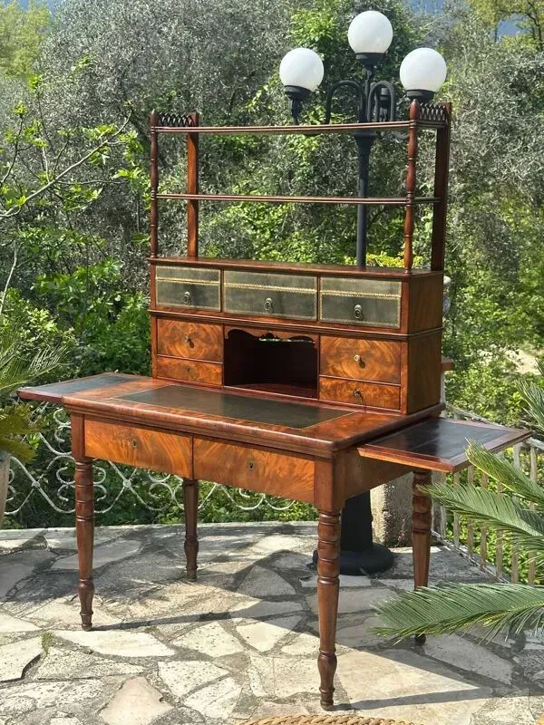 Illustration numéro 4 du produit Bureau à Gradins en Acajou Flammé époque XIX eme siècle