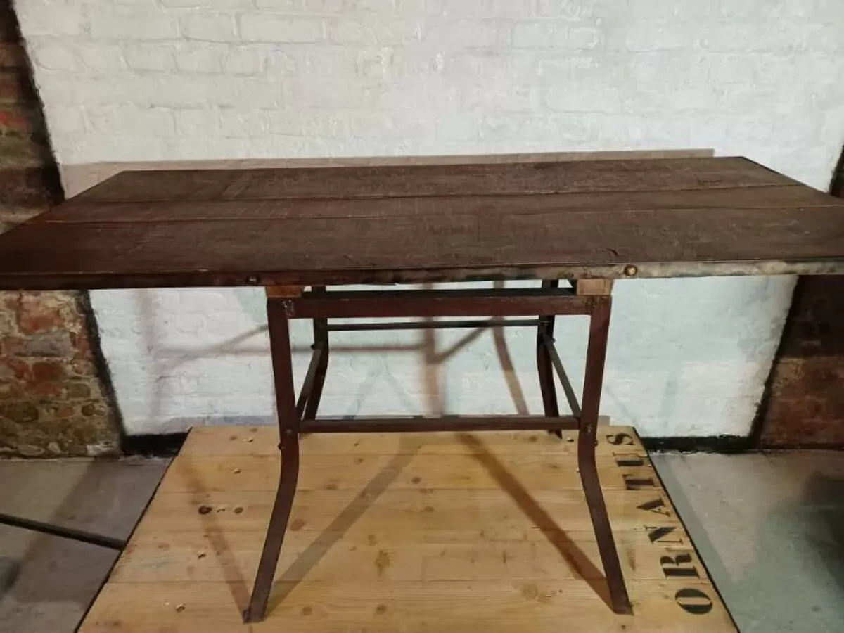 Illustration numéro 4 du produit Table artisanale réalisée à base de matériaux anciens