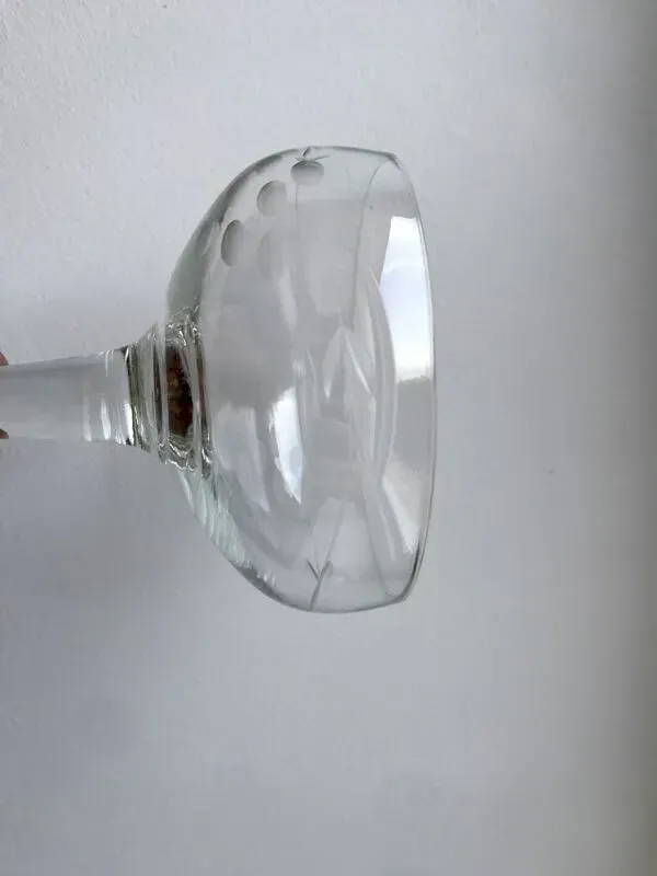 Illustration numéro 4 du produit Lot de 5 coupes à champagne en cristal gravé années 50