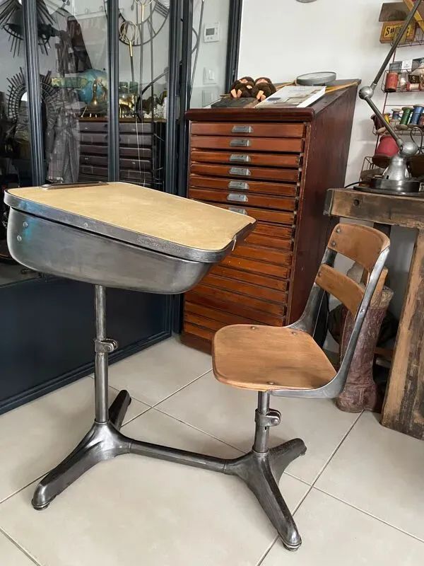 Illustration numéro 4 du produit Pupitre d'écolier américain vintage