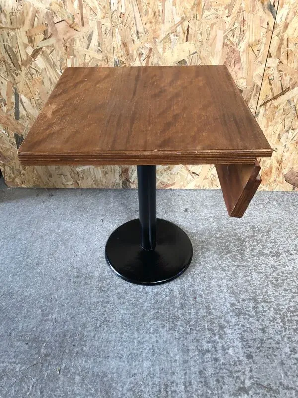 Illustration numéro 4 du produit Ancienne table de bistrot pied fonte noir