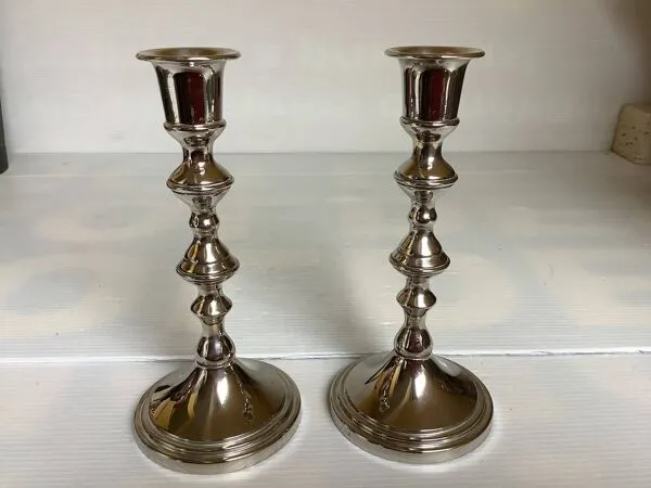 Illustration numéro 4 du produit Paire de bougeoirs argentés en métal