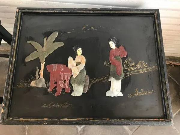 Illustration numéro 4 du produit Tables gigognes chinoises en bois laqué incrustations de pierres dures années 60