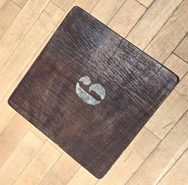 Illustration numéro 4 du produit Suite de 4 tabourets d'écolier