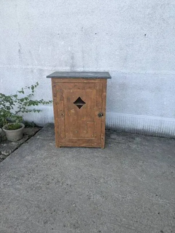 Illustration numéro 4 du produit Buffet, garde-manger