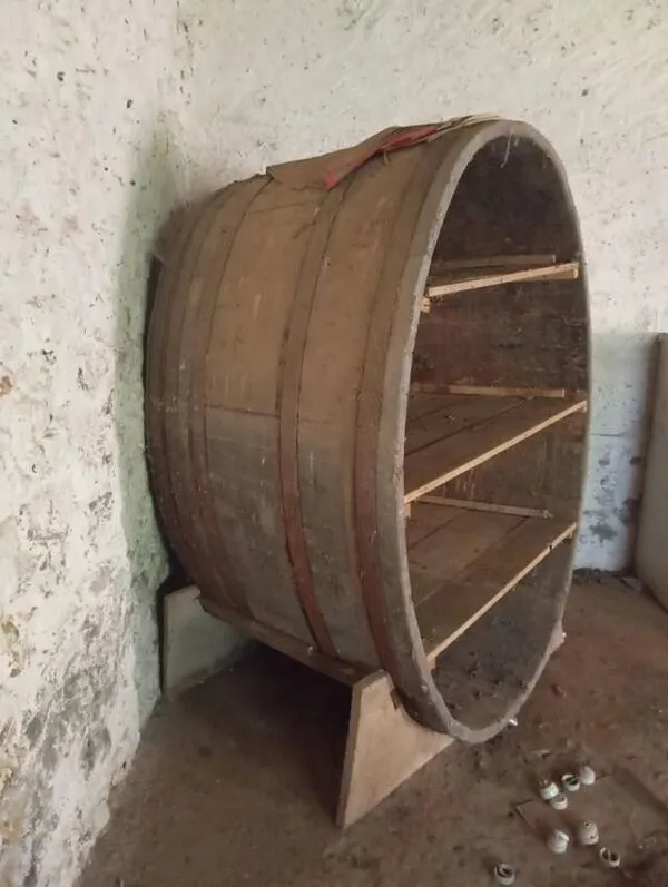 Illustration numéro 4 du produit Bibliothèque de caviste en foudre de chêne