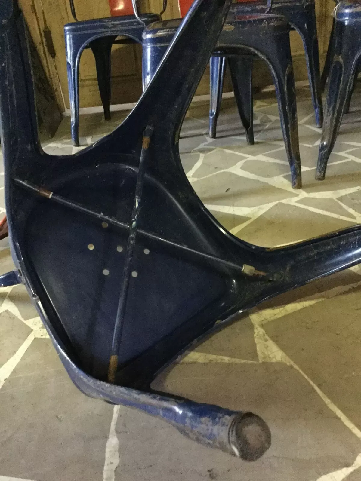 Illustration numéro 4 du produit 6 anciennes chaises Tolix