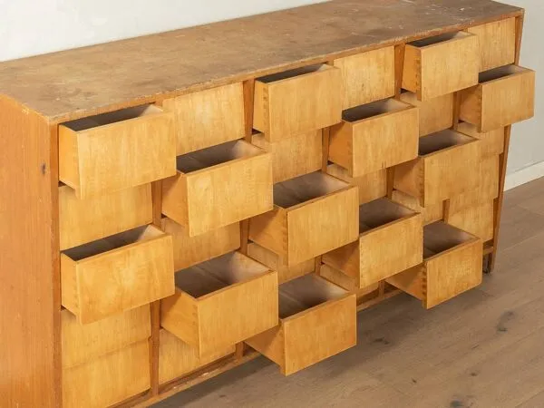 Illustration numéro 4 du produit Commode vintage avec trente tiroirs, en bois de frêne, années 1950.