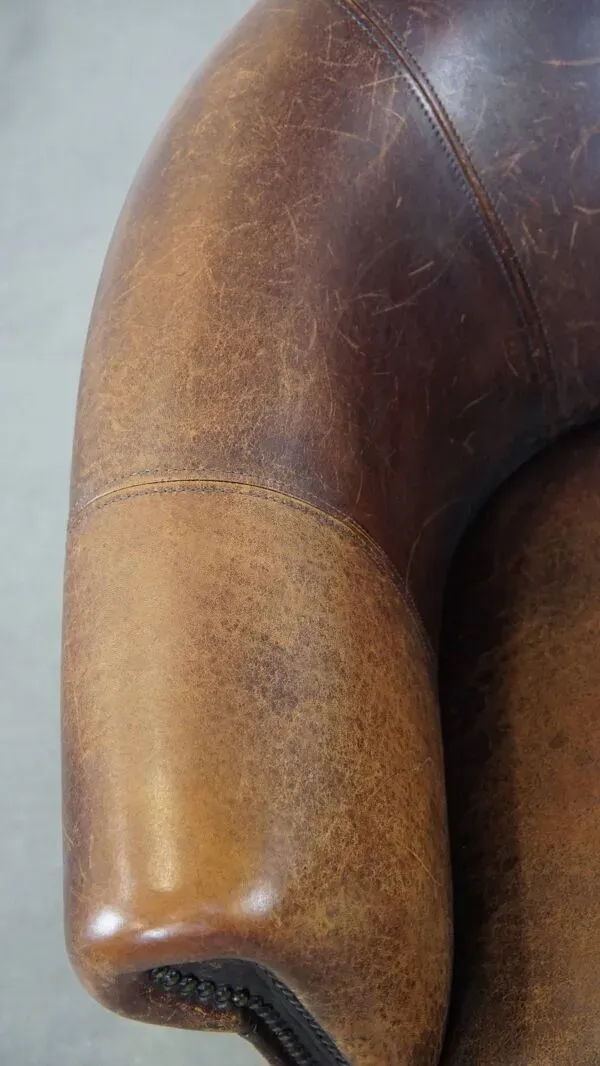 Illustration numéro 4 du produit Fauteuil club en cuir de mouton avec finition clous décoratifs